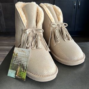 New with box, Bearpaw Christie women’s boots size 8M, with”NeverWet” technology